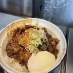 きつねや - ホルモン丼＋半熟卵