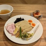 酒肴場 屯 - 【限定】冷やし塩つけ麺（がごめ昆布水×煮干出汁）¥1400、さば棒寿司¥250