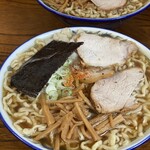 ケンちゃんラーメン - 当たり前の様に着丼してすぐに唐辛子を旦那が振りかける。