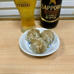 立ち呑み あかしや - 瓶ビール（大）¥600、シウマイ¥270