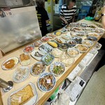 立ち呑み あかしや - 惣菜の数々。ここから食べたいものを選ぶ