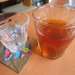 カフェ ブリーガーデン - お水はレモン水でフリードリンク