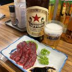 立呑み処 入部酒店 - 赤星大瓶と鯨の脂身