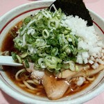 らーめん研究所 - 2024年9月　黒醤油　スープ5番　中太麺＋青ネギ増し＋玉ねぎ＋鶏ワンタン3個　890＋120＋120＋200円