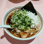 らーめん研究所 - 2024年9月　黒醤油　スープ5番　中太麺＋青ネギ増し＋玉ねぎ＋鶏ワンタン3個　890＋120＋120＋200円
