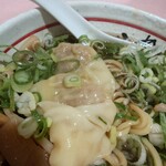 らーめん研究所 - 2024年9月　黒醤油　スープ5番　中太麺＋青ネギ増し＋玉ねぎ＋鶏ワンタン3個　890＋120＋120＋200円