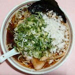 らーめん研究所 - 2024年9月　黒醤油　スープ5番　中太麺＋青ネギ増し＋玉ねぎ＋鶏ワンタン3個　890＋120＋120＋200円