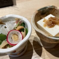焼鳥 くまわき - 先付け２種① とりぶし（鶏節）豆腐
                    先付け２種 ② 鶏ひね（親鶏）皮ポン酢