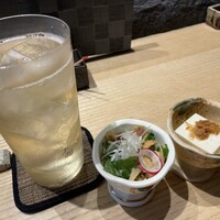 焼鳥 くまわき - ハイボール　先付け２種① とりぶし（鶏節）豆腐、② 鶏ひね（親鶏）皮ポン酢