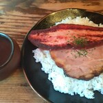 ヴィラ・アフガン - ベーコンとローストポークカレー