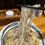 中華蕎麦 はざま - この艶、この長さ、喉越し。最初の5啜り、麺とスープだけで。
