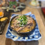 田内屋 - ◇もつ煮込み
      …受け皿の上に、盛り盛りのもつ煮込みが！