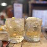 田内屋 - 美味しいおつまみに、
      角ハイボールを2人でお代わり♪(  ´艸`)