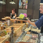 田内屋 - カウンター席ならではですが…
      “大きなしゃもじ“を使っての楽しい配膳♪