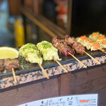 田内屋 - 丁寧に串打ちされた焼き鳥は
      ポーションも大きく、食べ応えがあり
      安曇野有明で育った地鶏と、
      国産のひな鳥を仕入れているので鮮度も抜群です♪(*´꒳`*)