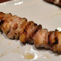 伊勢廣 京橋本店 - ②皮身【塩】
                    皮の付いた身をミディアムに焼いてあり、皮をカリッと焼いてある訳でもなく、コラーゲンを感じる様なプルッと感もなく、中間と言えば聞こえは良いけどどっち付かずという印象