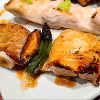 伊勢廣 京橋本店 - ⑥葱巻【タレ】
                    白葱を薄く切った腿肉で巻いてあり、肉と肉の間に椎茸&獅子唐
                    程好い苦味のある白葱は良いんだけど、やっぱり鶏腿肉の旨みが穏やかなのが・・・