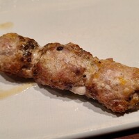 伊勢廣 京橋本店 - ①団子【塩】
                    軟骨入りつくね、ミディアムレアな火入
                    フワフワという訳では無いが軟らかな食感
                    ジューシーで旨みもあるし、この日、一番良かった