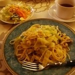 カフェCouCou - 小エビとキャベツとしめじのバターしょうゆパスタランチ サラダバー＆ドリンクバー付き