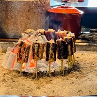 たでの葉 - 浜名湖産の鰻の筒切りを炭火の周囲に並べます