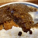御食事 居酒屋 数数 - ロースカツ　カレーに隠れてます、でかいです