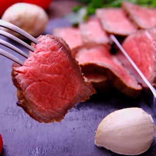 名物！こだわりのタレと一緒に食べる自家製ローストビーフ