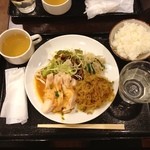 Cafe & Kitchen 米米食堂 - ランチ700。PM会議で時間無かったので、食堂へ。日替りのみで今日は蒸し鶏と春雨。700なら仕方ない！といったクオリティです。
            明日は姫路の中華予定だから、そっちに期待か？！