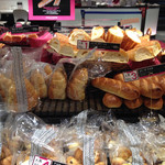 フォション - 人気のパンは店頭の目立つ所に並ぶ