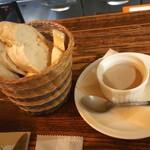 タベルナ・ユキ - 鶏の白レバーパテ。クセなく食べやすい。