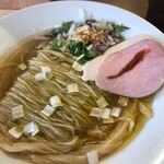 めん処 きよ洲 - オリーブオイルと佐助豚の脂の層ができてます。キレイに畳まれた細麺が美味しい！