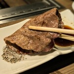 熟成焼肉 マルニク - 神戸牛ロース塩胡椒で