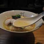 中華そば ぺる鶏 - スープは鱧の頭と骨を1尾分使用しているそうです