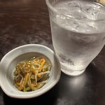 すし土風炉 - 厳選焼酎【麦】和ら麦水割りとお通し