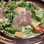 すし土風炉 - 温玉のせ生ハムシーザーサラダ