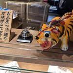 麺や兼虎 - おみやげ売り場が入り口横にあります。でも店内の券売機でもお土産つけ麺買えます。