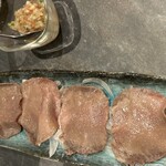 しなもん堂 - 牛タン炙り焼き サルサソースがけ