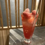 しなもん堂 すすきの店 - まるごと果実サワーのイチゴサワー