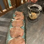 しなもん堂 - 牛タン炙り焼き サルサソースがけ