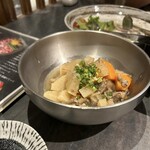 しなもん堂 - 自家製和牛スジの12時間煮込み