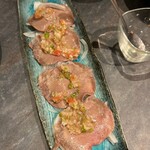 しなもん堂 - 牛タン炙り焼き サルサソースがけ