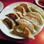 餃子の店 蘭州 - 【再訪】左:焼きニラ餃子、右：焼き餃子