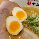 近江熟成醤油ラーメン 十二分屋 - 特製の味玉