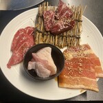 やきにく かばち - かばち焼肉ランチ￥1,400（本日の赤身・タン先・豚カルビ・ホンモンorとり）の肉を接写