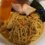 近江熟成醤油ラーメン 十二分屋 - ラー油投入～♪