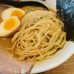 近江熟成醤油ラーメン 十二分屋 - 麺