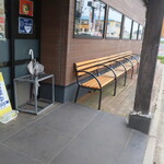 近江熟成醤油ラーメン 十二分屋 - 店外のウェイティングスペース