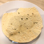 カトリ・キッチン - パパド　青いのは多分青唐辛子、ほんのーりピリ辛