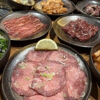 ホルモン焼肉 富や 栄店 - 