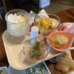 こびとカフェ - 中華和え、芋天ぷらかな？、かぼちゃサラダ、プリン