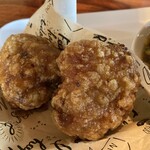 こびとカフェ - 大きなちきん！食べやすいように、切れ目入れてあり。甘辛。